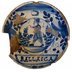 Detall d'un plat de ceràmica blava catalana decorada amb el motiu de la botifarra