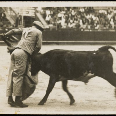 Mariano Alós realitzant una verònica, toros