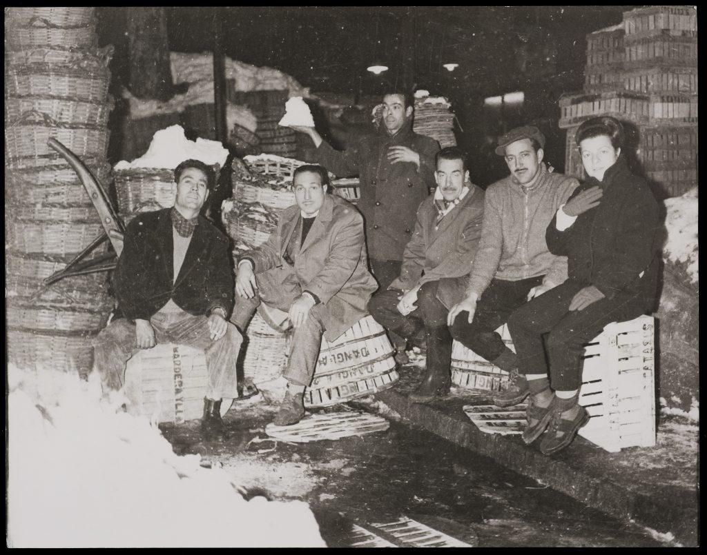 Un grup de treballadors de la parada Catasús escalfant-se a la vora d'un foc.