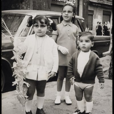 Tres nens retratats en diumenge de Rams al passeig del Born