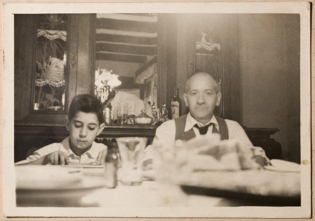 Francisco Llauradó i el seu fill Jordi al menjador de cas