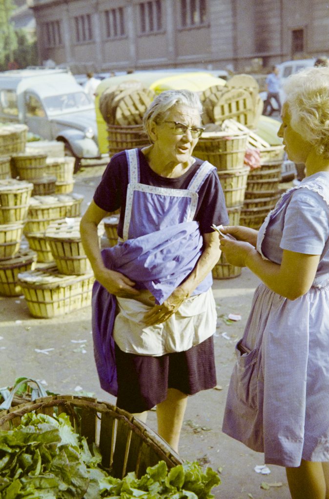 Dona treballant al mercat els darrers dies