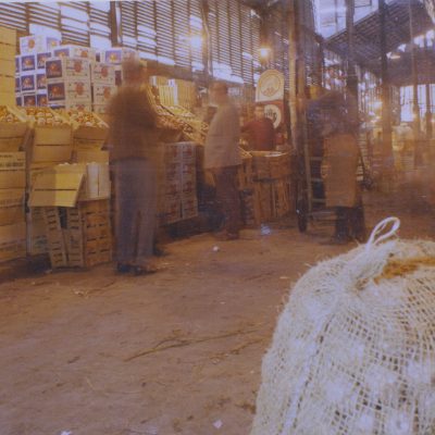 Parada de taronges dins el mercat