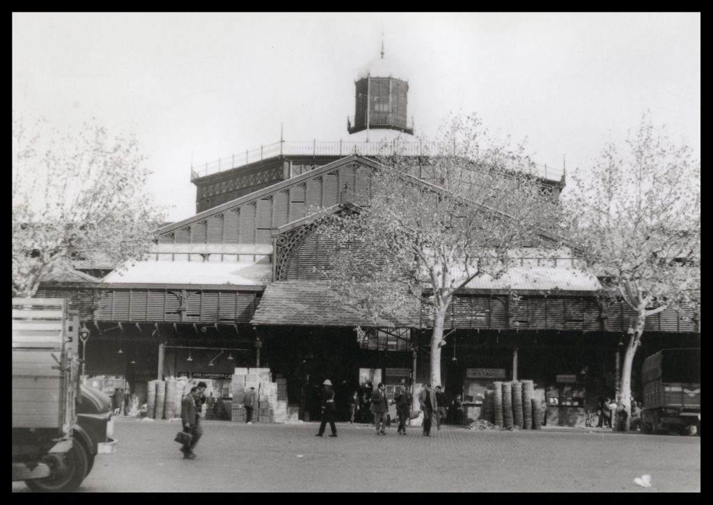 Vista frontal del mercat del Born des de plaça Comercial