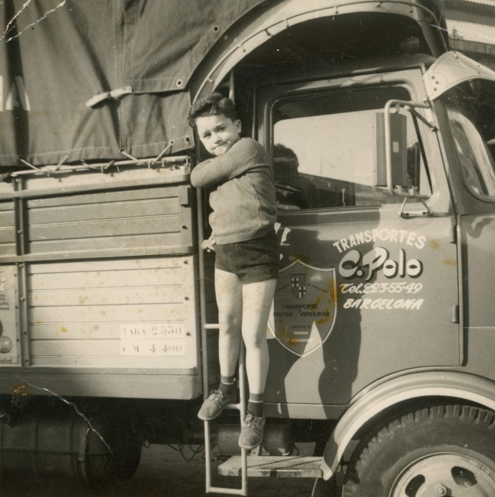 Retrat de nen a la porta d'un camió